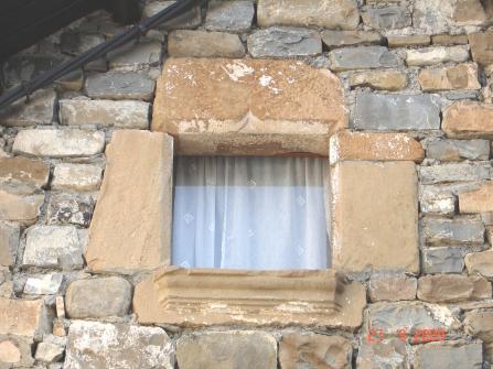 labrados a la manera de arquillos conopiales, e incluso con parteluz o mainel de tradición gótica (preciosa ventana de casa