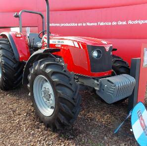 Tractor de la Serie 4200, con motor AGCO Sisu Power 420 DS Turbodiésel 4.4 (4 cilindros, 117 HP, 430 Nm a 1.