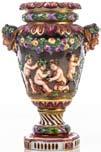 XIX. Porcelana esmaltada decorado en relieve con figuras de Baco niño rodeado de niños y motivos de