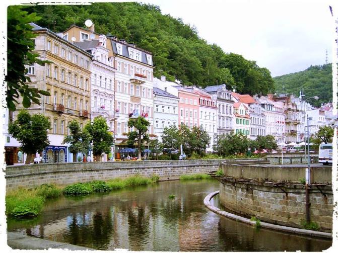Excursión de día completo a Karlovy Vary, ciudad balneario, llamado también el Monte Carlo del Este gracias a su festival internacional del cine celebrado cada ano.