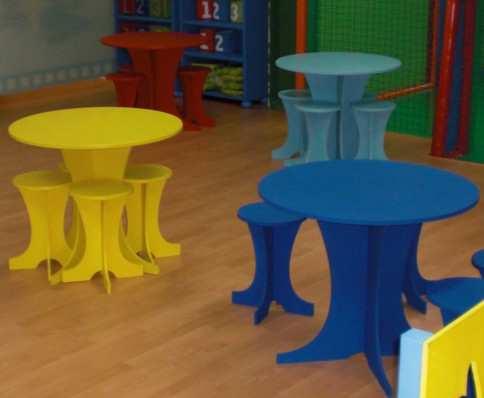 CONJUNTO MESA DIBUJO Y 4 TABURETES Conjunto de mesa y 4 taburetes para dibujo, patas y asiento