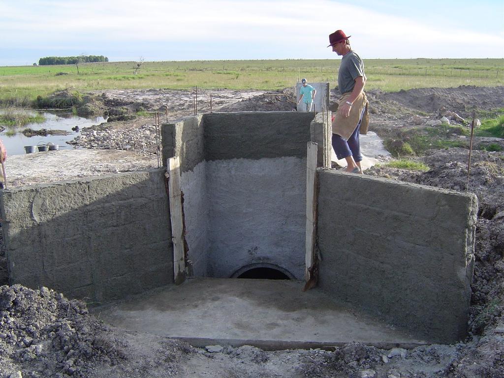 Cabecera aguas arriba del canal para pasar una Cañada en un sistema de distribución hídrica