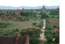 Monasterio del Palacio Dorado, subiremos a la colina de Mandalay para contemplar las magníficas vistas de la ciudad. Regreso al hotel y tiempo. Alojamiento en Mandalay.