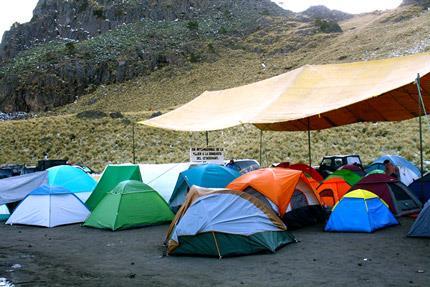 Campismo: Acampada, campamento o camping1 es la actividad humana que consiste en colocar una vivienda temporal, ya sea portátil o improvisada, en un lugar con el fin de habitarla.