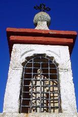 1/2 punto ornamentado con lóbulos - Imagen en piedra del santo, protegida con