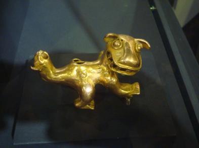 Visita al Museo de Oro El Museo del Oro Precolombino posee una extraordinaria colección de objetos elaborados en oro, los cuales reflejan la cosmovisión, la estructura social y la orfebrería de los