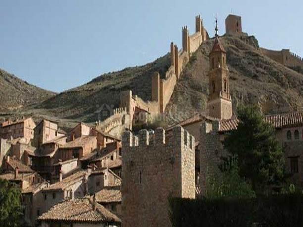 rojos de la Sierra de Ródeno y sus importantes Pinturas Rupestres, y por supuesto la romántica ciudad de Teruel, y