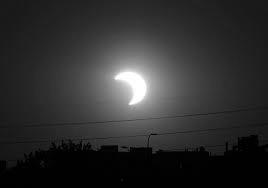 Anexo 3 Se sugiere la siguiente actividad de evaluación: La siguiente fotografía muestra un eclipse de Sol. Explica como se produce y señala qué tipo de eclipse es el que se observa.