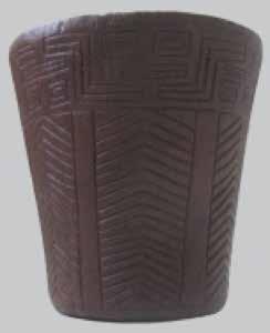 60 61 Kero vaso de madera Inca encontrado en un grupo de tumbas disturbadas junto a la Pirámide con Rampa 7.