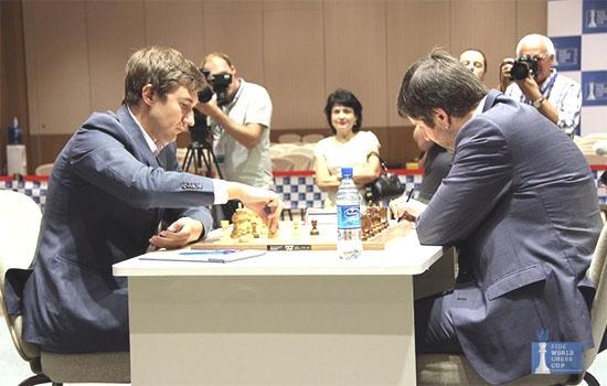O site do Xadrez - 9/20 Bakú Final: otro triunfo para Svidler! 03/10/2015 La partida comenzó como una clásica batalla entre titanes. Karjakin jugó su típico 1.