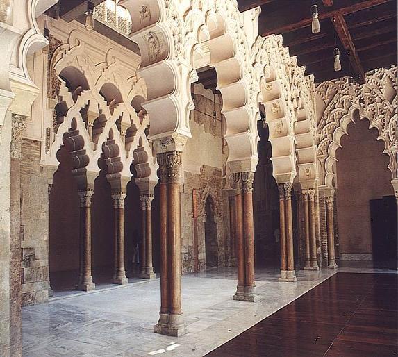 palacio de Medina Azahara de Córdoba. Solían tener planta cuadrangular y estaban amurallados. En el centro se disponía un patio a partir del cual se organizan las diferentes dependencias.