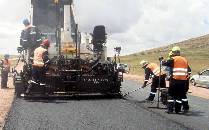 Trabajos de asfaltado en la Doble Vía Oruro - La Paz Estado de construcción En Oruro se vienen construyendo 268,71 Km de carreteras con una inversión de Bs. 161,09 millones.