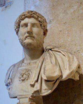 EMPERADORES ROMANOS. LOS FLAVIOS Adriano Hijo adoptivo de Trajano, de origen hispánico. Favoreció la agricultura y a la clase media. La cultura, el arte y la paz, fueron sus metas.