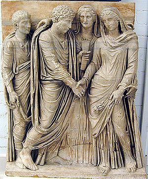 ROMA: RELIGIÓN, DERECHO Y FILOSOFIA Religión Politeísta. Al principio adoraban la naturaleza, después a los dioses familiares. Romanos y griegos Júpiter-Zeus. Padre de los dioses. Marte-Ares.