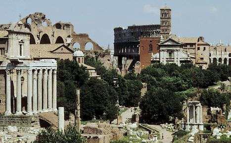 ROMA: ARQUITECTURA El foro de Roma o Foro romano, de más de 2.000 años de antigüedad, fue el centro político, económico y social del Imperio romano.