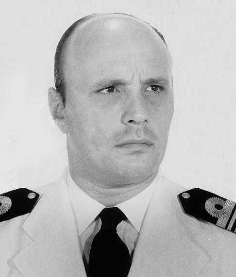 Capitán de Fragata IM NORBERTO L. ALIANELLI Nació en Buenos Aires el 1º de diciembre de 1947; ingresó a la Armada el 13 de febrero 1967; ascendió a Capitán de Navío el 31 de diciembre de 1992.