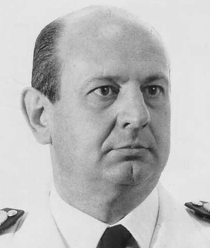 Capitán de Navío Odontólogo JUAN A. LÓPEZ Nació en Buenos Aires el 13 de junio de 1943; ingresó a la Armada el 30 de junio de 1967; ascendió a Capitán de Navío Odontólogo el 31 de diciembre de 1992.