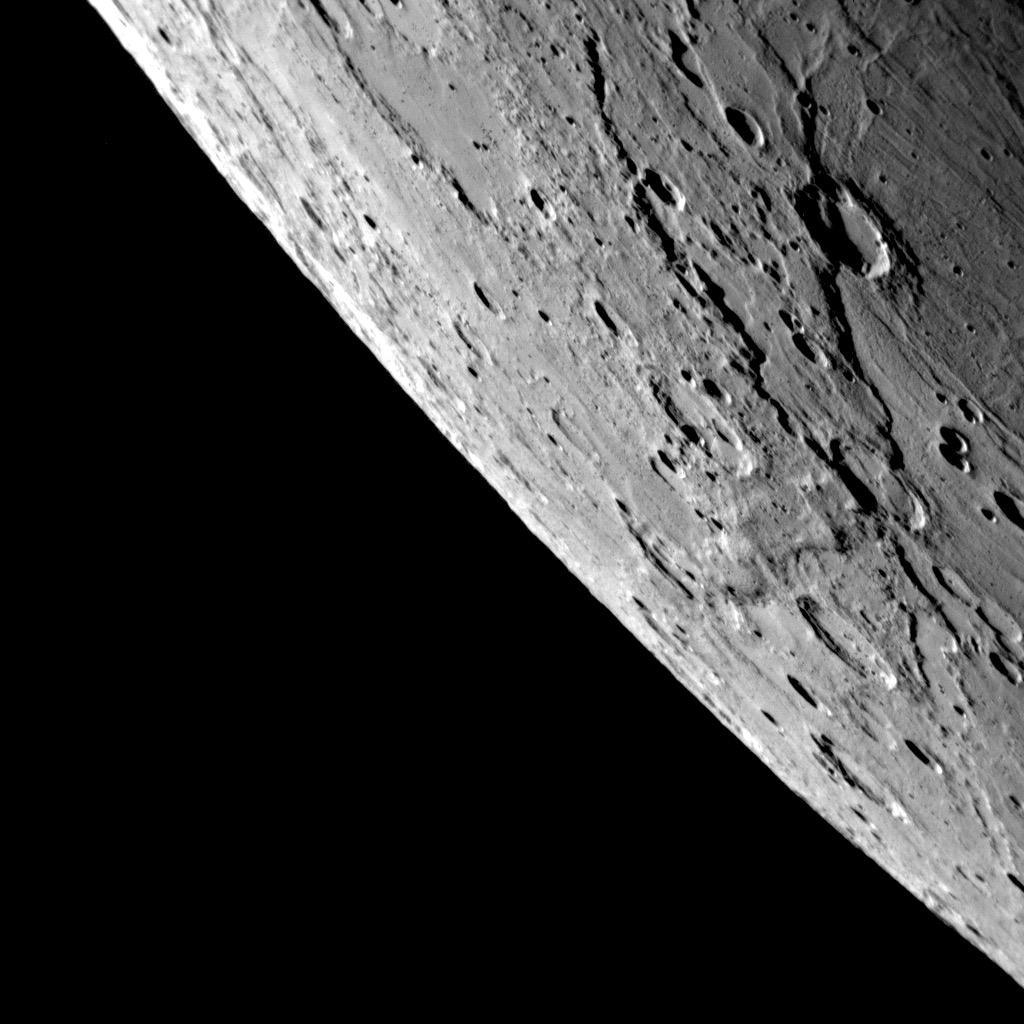 Mercurio Mercurio muestra fases como la Luna por ser un planeta interior a la órbita de la Tierra.