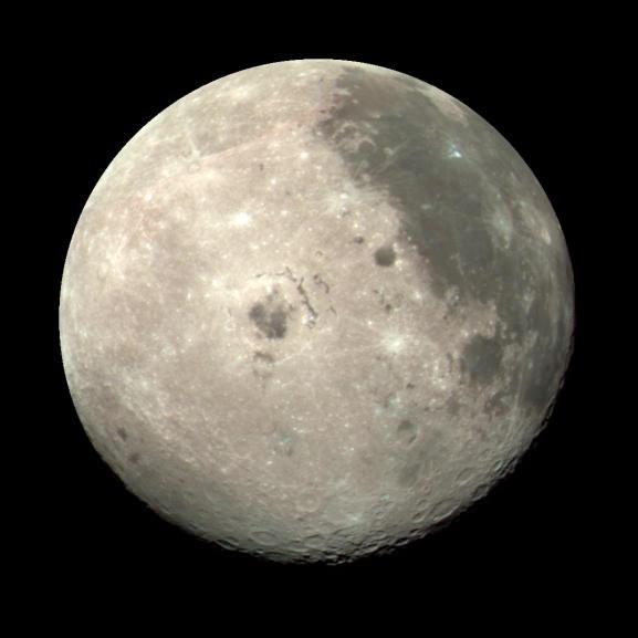Como el período de rotación de la Luna es igual a su período de traslación alrededor de la Tierra, siempre nos da la