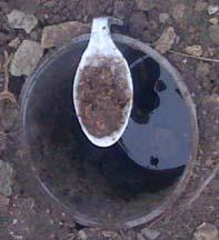 Las trampas Pitfall consisten básicamente en un recipiente abierto que se coloca enterrando con su abertura a ras del suelo, colgando o de alguna otra forma, se coloca sobre el recipiente el cebo que