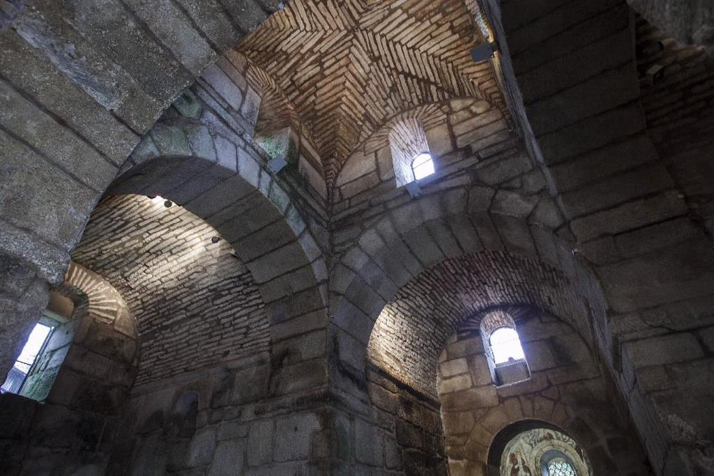 Las naves presentan bóvedas de medio cañón construidas de ladrillo de tipo romano y terminan en el cuadrado central en arcos de
