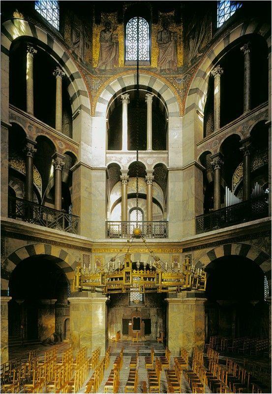 Período carolingio Capilla palatina de Aquisgrán (805). La capilla formaba parte de un conjunto palaciego del que no ha quedado nada.