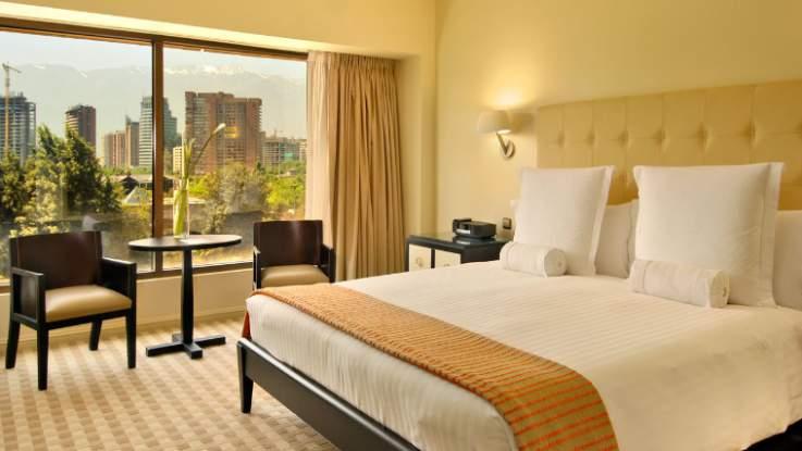 Características del hotel 310 habitaciones y suites de lujo Vistas espectaculares a la Cordillera de los Andes Estacionamiento Tienda de souvenirs