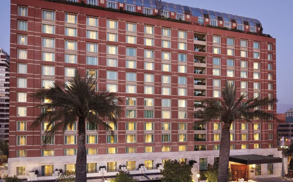 Envuélvase en el lujo y calidez de las suites en The Ritz-Carlton, Santiago.