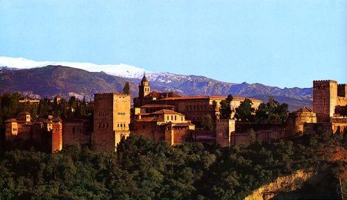 LA ALHAMBRA. La Alhambra es una ciudad palatina andalusí situada en Granada, España. Se trata de un rico complejo palaciego y fortaleza que alojaba al monarca y a la corte del Reino Nazarí de Granada.