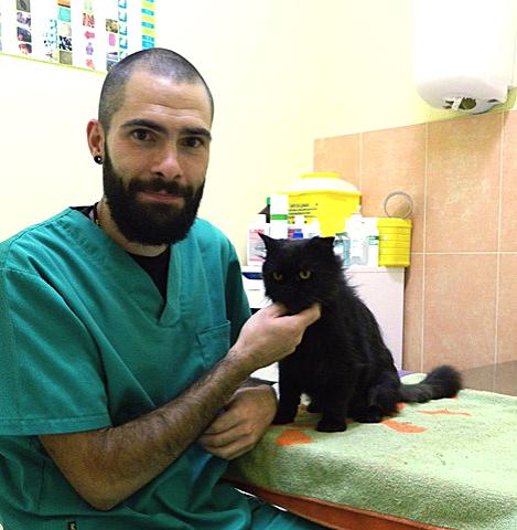 la Universidad de Santiago de Compostela en 2013 Ha trabajado como veterinario clínico haciendo consulta de bajo estrés a domicilio de perros y gatos, así como colaborando en protectoras de