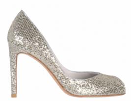 MODELO: CACHET - STUART WEITZMAN siempre se ha caracterizado por sus zapatos de fiesta, así que regresa a su origen con esta elegante zapatilla. - Corte en piel metalizada con detalles en glitter.