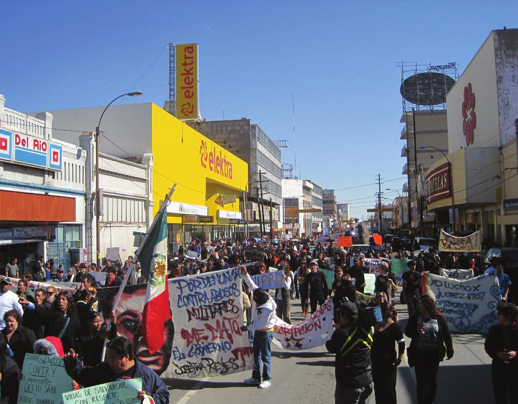 12 Abuso y miedo en Ciudad Juárez Residentes de Ciudad Juárez protestan en contra de la violencia y la presencia militar en la ciudad.