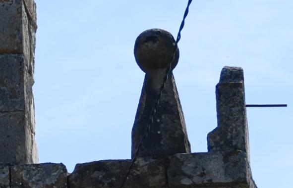 El frontón campaniforme recto se utiliza en los dos relojes más antiguos: