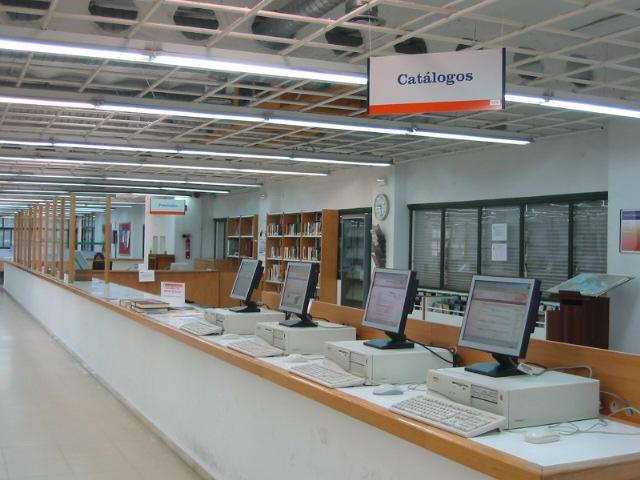 Puntos de acceso al catálogo A la entrada de la sala de lectura se encuentran los ordenadores para la consulta del catálogo La consulta se realiza a través del catálogo CISNE que