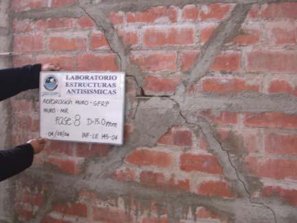 17) se trituró la parte central del muro y las varillas GFRP perdieron adherencia con la cama de mortero en