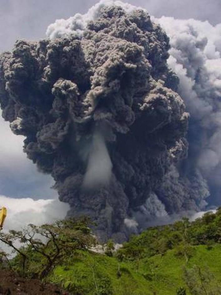 El Reventador 2002-2015 La erupción actual inició en 2002 con una fase bastante explosiva. La columna eruptiva generada se elevó 16-17 km.