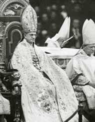 a la derecha, Pablo VI durante los