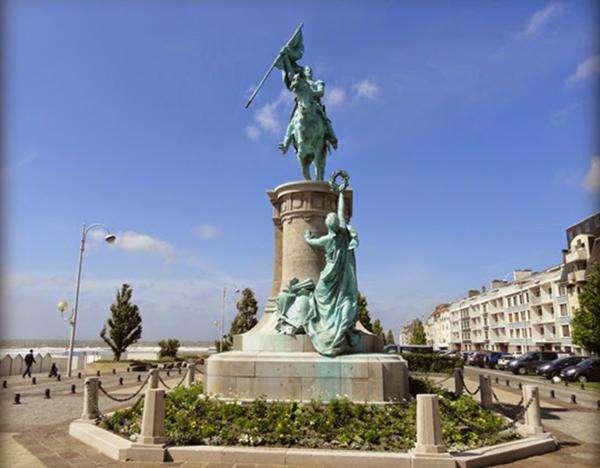 La leyenda de la estatua de San Martín en Boulogne-sur-Mer El monumento a San Martín en Boulogne-sur-Mer Poco se sabe de lo que pasó luego de la muerte del general José de San Martín en la ciudad