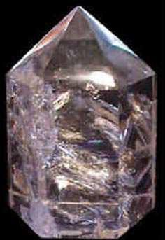 Para recibir información, conocimiento del cristal y los reinos sutiles, las puntas del cristal han de orientarse al Tercer Ojo. Fortalece el sistema nervioso cuando se emplea en meditación.