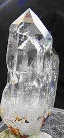 Formación en doble hélice (superficie alabeada). Grupo de cristales formados en diferentes niveles, unidos por una cara. Se parecen a un castillo.