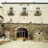 Disposa de 4 habitacions dobles, dos banys complets i 2 terrasses. Decoració acurada i gastronomia típica de la comarca. Mas Alba Web: www.costabrava.