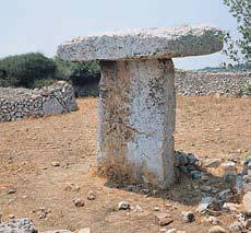 Los menhires son grandes bloques de piedra alargados clavados verticalmente en tierra.