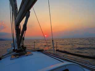 2 UNA PUESTA DE SOL desde cubierta 3 desde LA costa Miguel Lozano 49 PERSONA Mientras se navega por El Abra se disfruta de la puesta de sol a bordo del velero, catando algún caldo local de gran