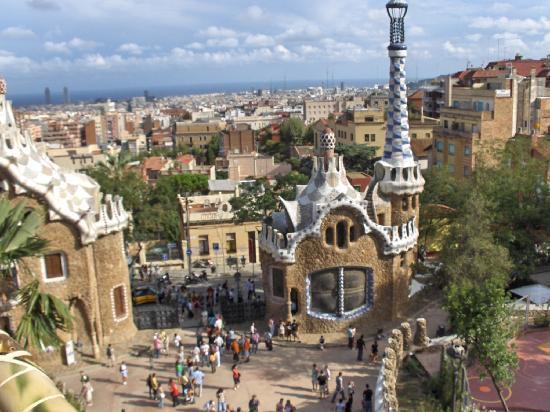 El parque Güell El parque Güell es una de las realizaciones del arquitecto catalán Antonio Gaudí