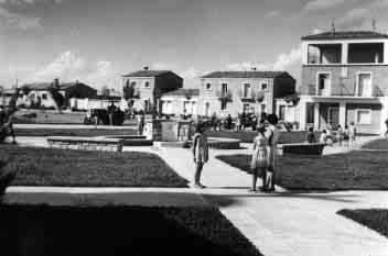 Plaza del nuevo poblado de Valfonda de Santa Ana, en el segundo tramo del canal de Monegros Retóricas aparte, de hecho el proceso colonizador dependía, claramente, del elemento humano adecuado, el