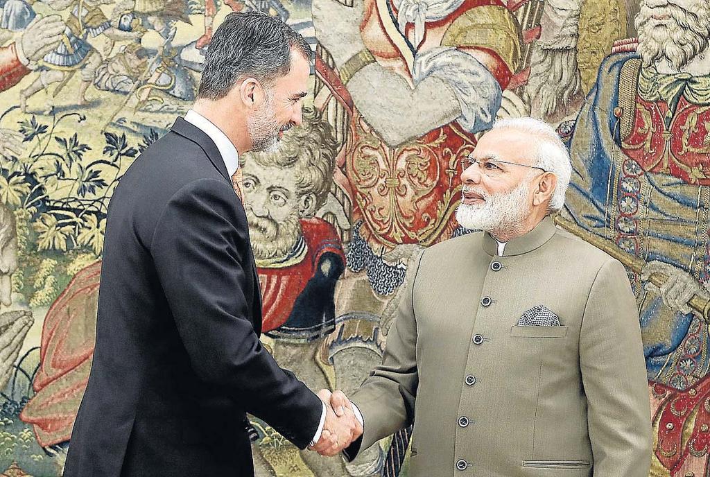 PÁGINAS: 22 TARIFA: 631 ÁREA: 314 CM² - 28% O.J.D.: 2238 E.G.M.: 13000 SECCIÓN: ESPAÑA Felipe VI saluda al primer ministro de la India, Narendra Modi, en la Zarzuela.