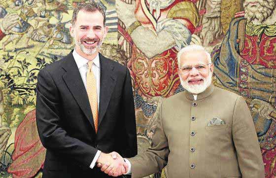 PÁGINAS: 31 TARIFA: 1078 ÁREA: 306 CM² - 34% O.J.D.: 2298 E.G.M.: 18000 SECCIÓN: ECONOMIA El Rey saluda al primer ministro indio, Narendra Modi, ayer durante su visita a España.