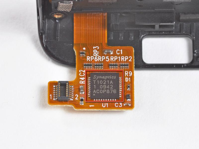 Paso 14 El digitalizador es fabricado por Synaptics, con el controlador principal de la pantalla táctil etiquetado como T1021A 1 0942 AC0P876.