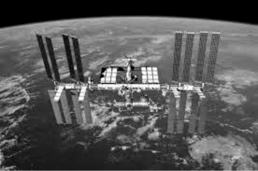 OPCIÓ B P3) L Estació Espacial Internacional es mou en una òrbita pràcticament circular al voltant de la Terra a 385 km d altura sobre la superfície terrestre.