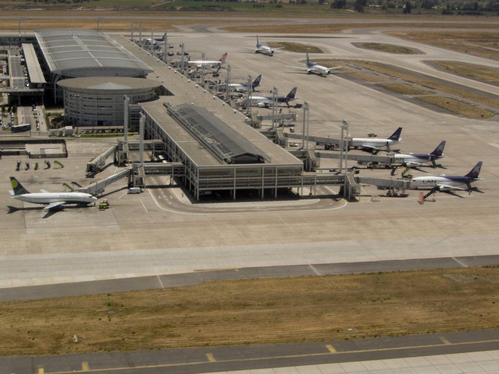 AeroSIG Presentación General Misión de la DAP Dotar al país de servicios de infraestructura aeroportuaria,